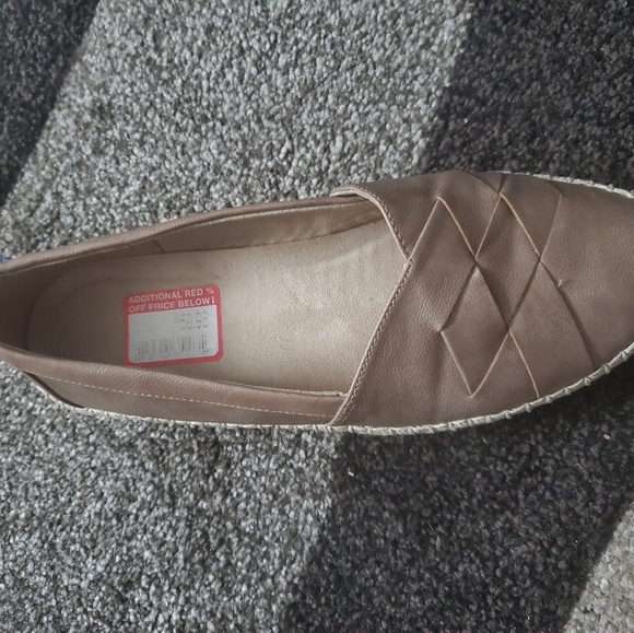 Anne klein beautiful flats size 10 women's.  Worn 3 times so in excellen… - Picture 1 of 5